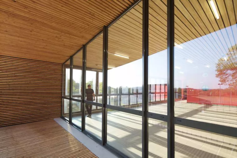 Ouvrir sa façade avec des baies vitrées pour une maison individuelle en terrain plat grâce à un architecte, Pau, Dhotel loup architectes